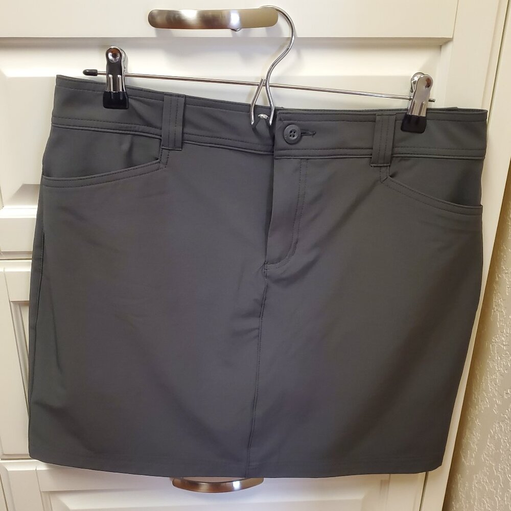 Eddie Bauer Skirt with pockets and built in shorts - Size 8 Gray